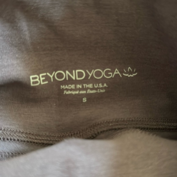 Beyond Yoga high waisted flare pants - Picture 6 of 6